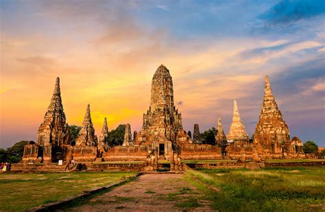 De Kraal van Krung Si Ayutthaya! Een Oogverblindend Schilderij vol Symbolische Verhevenheid en Mysterieuze Gebeurtenissen