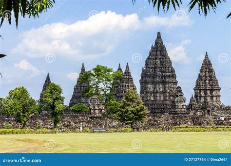  De Tempel van Prambanan, Een Visionair Tomaatrood Beeld!